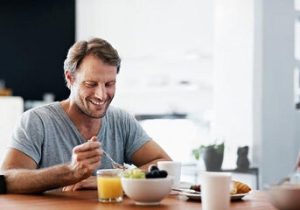 ۶ بلایی که سریع غذا خوردن به سرتان می‌آورد