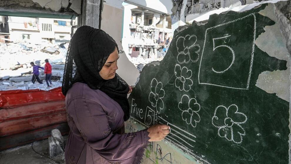 دانش آموزان فلسطینی در مدرسه تخریب شده