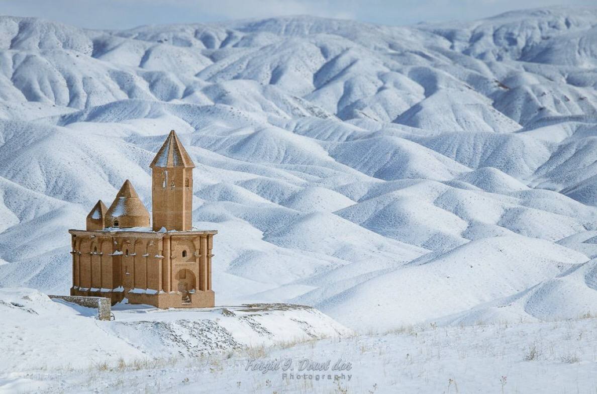 عکس جالب از کلیسای سهرل بر فراز کوهستان برفی