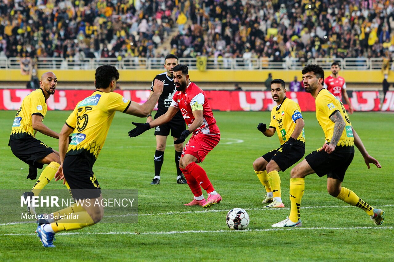 آغاز دیدار سوپرجام فوتبال ایران بین پرسپولیس و سپاهان